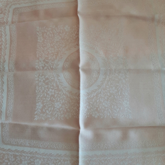 Vtg Damask Pastel Pink Tablecloth and 6 Piece Napkin Set. - Picture 6 of 11
